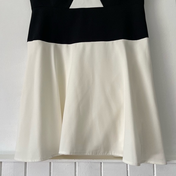 BCBGMaxAzria Aloissa V-Neck Skater Dress Size 12 - Picture 5 of 13
